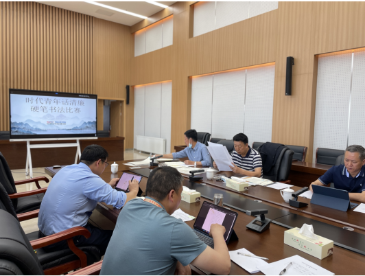 1653641133197128.png 圖為:評委認真評選參賽的廉潔書法作品.png